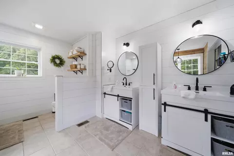 Bath - 6610 W Tuscarora Rd, Mapleton, IL 61547 photo 2 of 7
