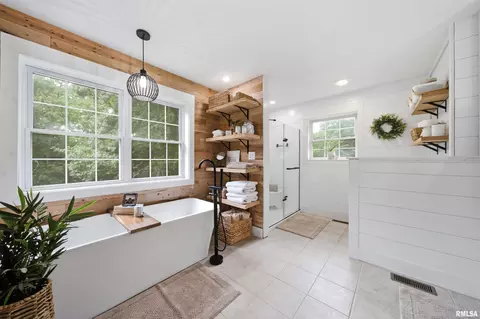 Bath - 6610 W Tuscarora Rd, Mapleton, IL 61547 photo 1 of 7