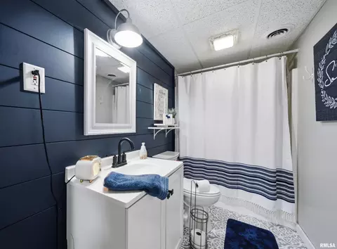 Bath - 6610 W Tuscarora Rd, Mapleton, IL 61547 photo 6 of 7