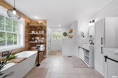 Bath - 6610 W Tuscarora Rd, Mapleton, IL 61547 photo 4 of 7