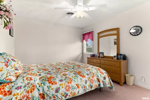 Bedroom - 1125 E Myrtle St, Canton, IL 61520 photo 4 of 6