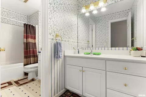 Bath - 1125 E Myrtle St, Canton, IL 61520 photo 3 of 4
