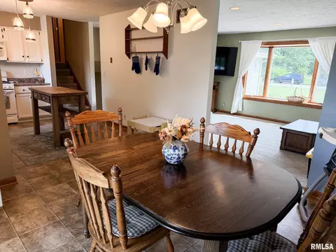 Dining - 202 Elm Cir, Eureka, IL 61530 photo 2 of 3