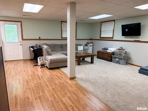 Living - 202 Elm Cir, Eureka, IL 61530 photo 3 of 5