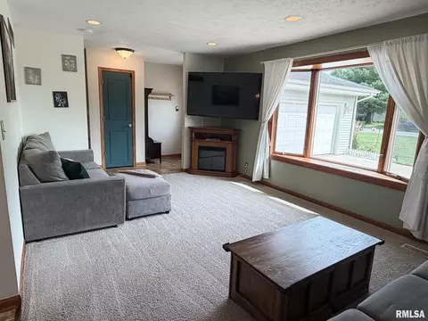 Living - 202 Elm Cir, Eureka, IL 61530 photo 2 of 5