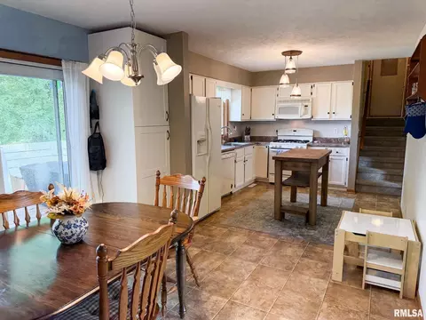 Kitchen - 202 Elm Cir, Eureka, IL 61530 photo 2 of 4