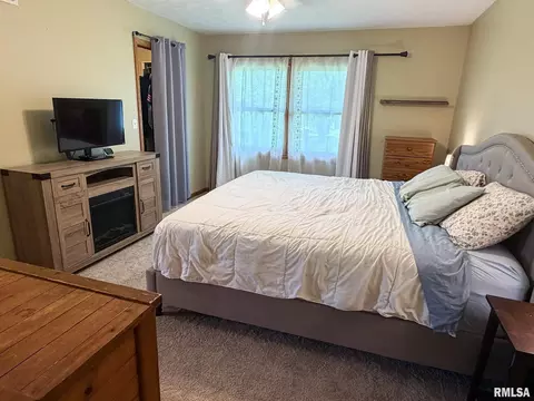 Bedroom - 202 Elm Cir, Eureka, IL 61530 photo 8 of 11