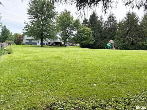 Exterior - 202 Elm Cir, Eureka, IL 61530 photo 7 of 11