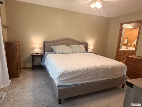 Bedroom - 202 Elm Cir, Eureka, IL 61530 photo 6 of 11