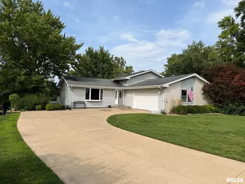 Exterior - 202 Elm Cir, Eureka, IL 61530 photo 2 of 11