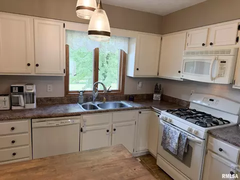 Kitchen - 202 Elm Cir, Eureka, IL 61530 photo 4 of 4