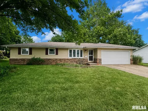 7510 N Miramar Dr, Peoria, IL 61614