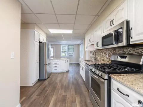 Kitchen - 9713 W Riekena Rd, Mapleton, IL 61547 photo 2 of 6