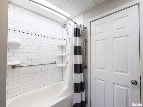 Bath - 9713 W Riekena Rd, Mapleton, IL 61547 photo 2 of 3