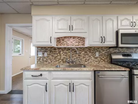 Kitchen - 9713 W Riekena Rd, Mapleton, IL 61547 photo 4 of 6