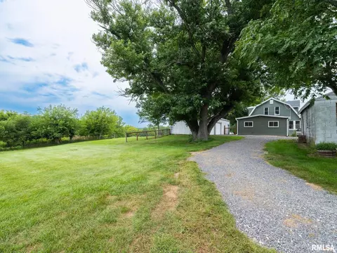 Exterior - 9713 W Riekena Rd, Mapleton, IL 61547 photo 4 of 10