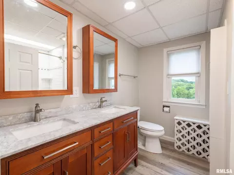 Bath - 9713 W Riekena Rd, Mapleton, IL 61547 photo 1 of 3