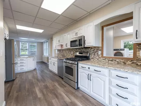 Kitchen - 9713 W Riekena Rd, Mapleton, IL 61547 photo 1 of 6