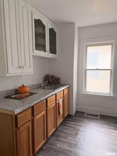 2403 W Howett St, Peoria, IL 61605