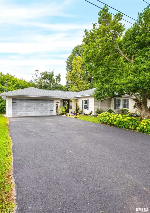 340 Hawthorne Cir, Creve Coeur, IL 61610