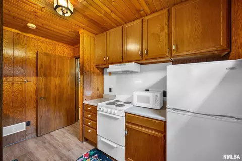 Kitchen - 800 E 8th St, Delavan, IL 61734 photo 5 of 5