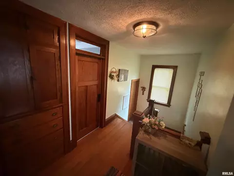 Entry Way - 518 N Main St, Eureka, IL 61530 photo 4 of 5