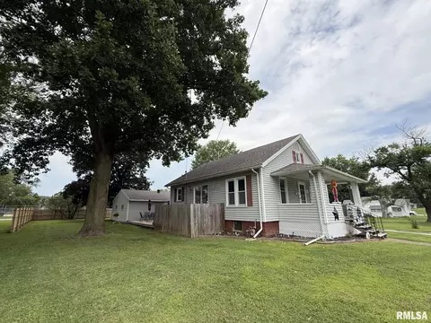 Exterior - 816 S Garfield St, Macomb, IL 61455 photo 4 of 9