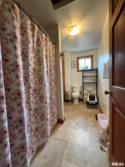 Bath - 816 S Garfield St, Macomb, IL 61455 photo 2 of 2