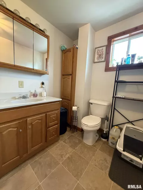 Bath - 816 S Garfield St, Macomb, IL 61455 photo 1 of 2