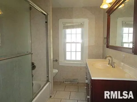 Bath - 402 S 7th St, Pekin, IL 61554 photo 3 of 3