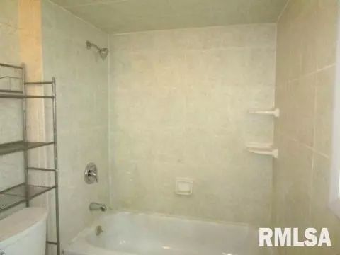 Bath - 402 S 7th St, Pekin, IL 61554 photo 2 of 3