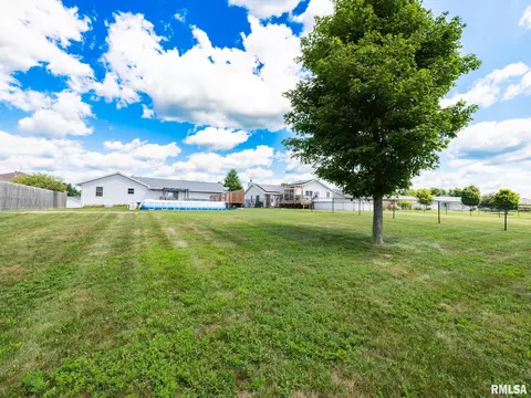 Exterior - 912 Dennis Dr, Eureka, IL 61530 photo 11 of 14