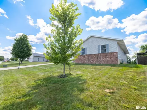Exterior - 912 Dennis Dr, Eureka, IL 61530 photo 3 of 14