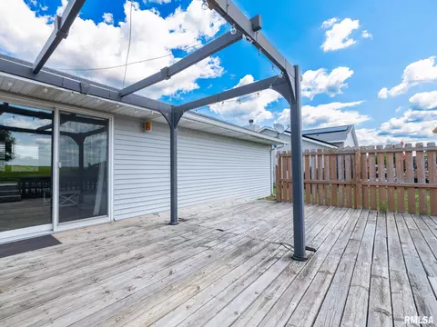 Exterior - 912 Dennis Dr, Eureka, IL 61530 photo 5 of 14