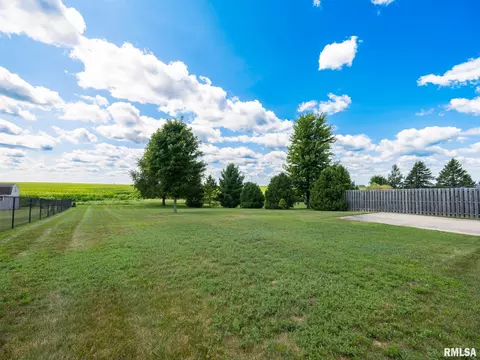 Exterior - 912 Dennis Dr, Eureka, IL 61530 photo 8 of 14