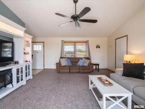 Living - 912 Dennis Dr, Eureka, IL 61530 photo 3 of 5