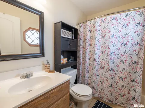 Bath - 912 Dennis Dr, Eureka, IL 61530 photo 2 of 3