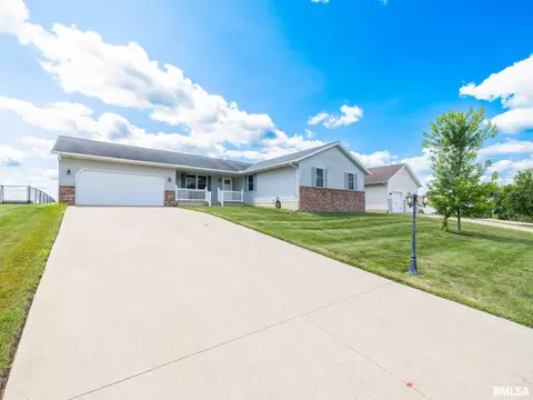 Exterior - 912 Dennis Dr, Eureka, IL 61530 photo 2 of 14