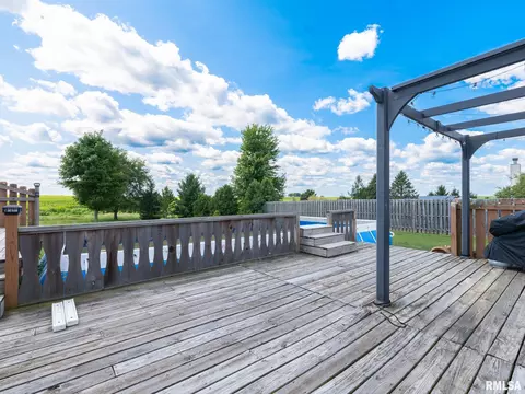 Exterior - 912 Dennis Dr, Eureka, IL 61530 photo 7 of 14