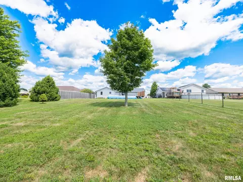 Exterior - 912 Dennis Dr, Eureka, IL 61530 photo 12 of 14