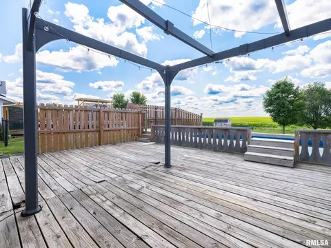 Exterior - 912 Dennis Dr, Eureka, IL 61530 photo 6 of 14
