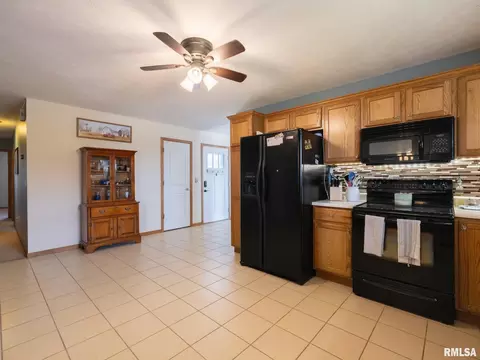 Entry Way - 912 Dennis Dr, Eureka, IL 61530 photo 1 of 2
