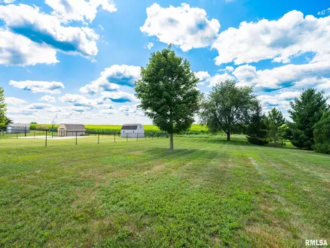 Exterior - 912 Dennis Dr, Eureka, IL 61530 photo 10 of 14