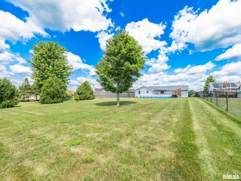 Exterior - 912 Dennis Dr, Eureka, IL 61530 photo 13 of 14