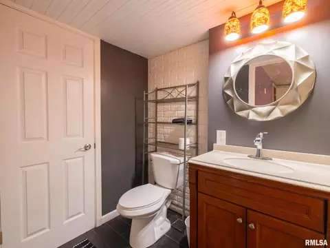Bath - 912 Dennis Dr, Eureka, IL 61530 photo 3 of 3