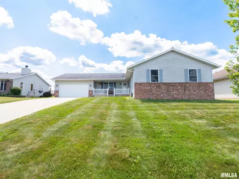 Exterior - 912 Dennis Dr, Eureka, IL 61530 photo 1 of 14