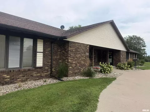 Exterior - 2103 Maple Ave, Macomb, IL 61455 photo 2 of 4