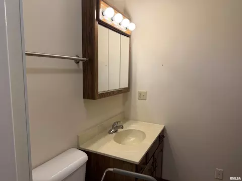 Bath - 2103 Maple Ave, Macomb, IL 61455 photo 2 of 5