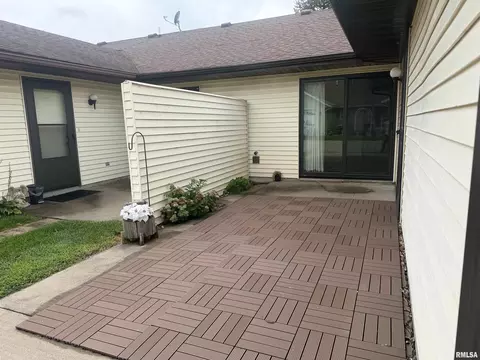 Exterior - 2103 Maple Ave, Macomb, IL 61455 photo 3 of 4