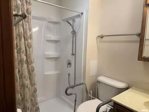 Bath - 2103 Maple Ave, Macomb, IL 61455 photo 1 of 5